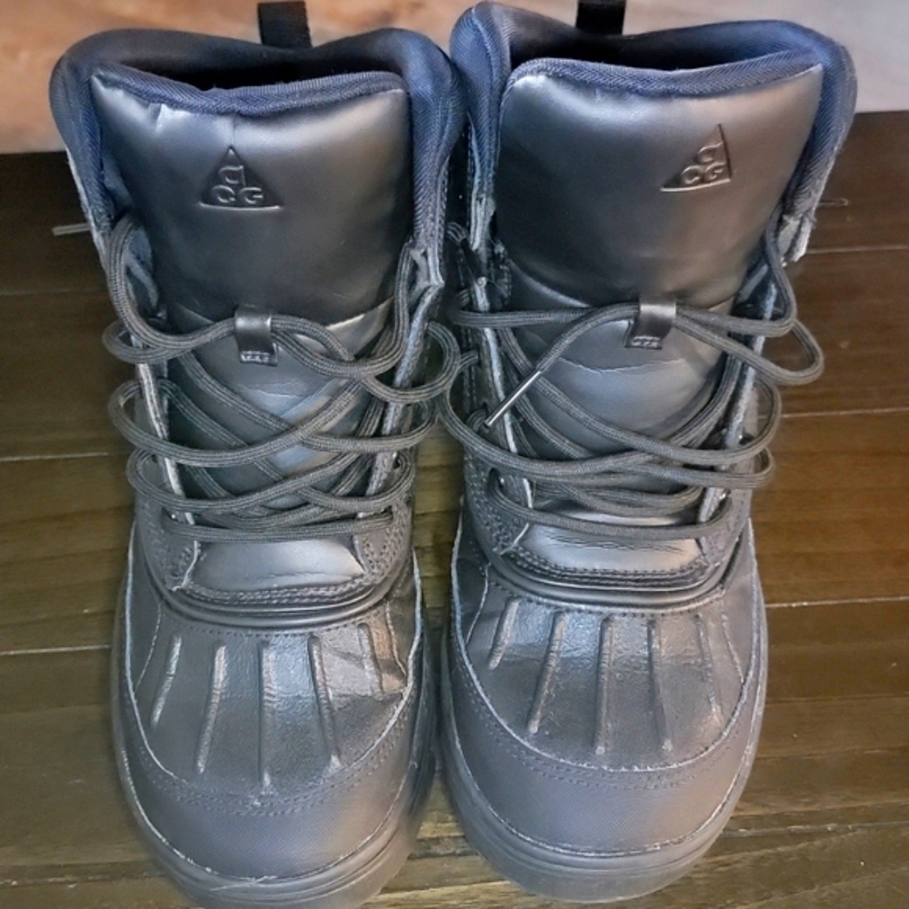 Black High-Top Winter Boots with Rugged Sole